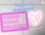 plafond en polystyrène avec les mots #stay home #stay safe #still reading en encadré rose neon, les mots défi de lecture sous un cœur dessiné à la main et les mots lecture de confinement en bleu néon.